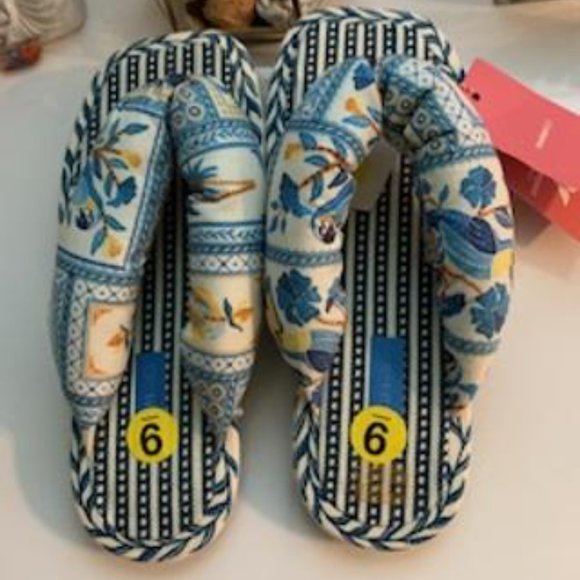 Farm Rio Blue Puffy Flip Flops - Picture 8 of 9